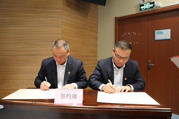 1708676627747314.jpg 签订责任书3.jpg